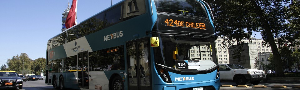 Vista del bus de dos pisos transitando por La Alameda