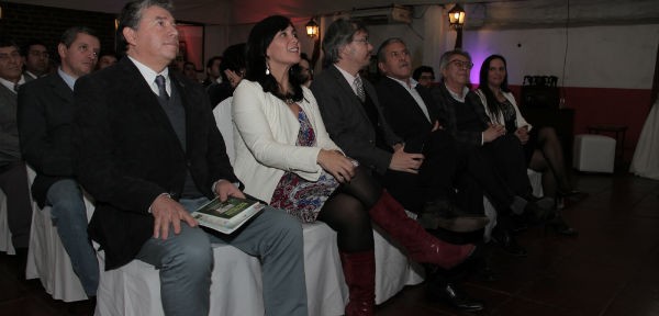 Ministra Paola Tapia y director de DTPM Guillermo Muñoz sentados en primera fila en el lanzamiento del concurso literario para trabajadores de Transantiago