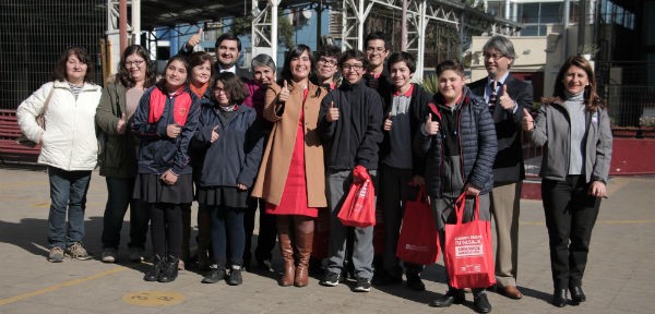 Fotos de grupo con niños del Colegio San Antonio que acompañan a la ministra Paola Tapias, el Subsecretario de Transportes Carlos Melo, el director del DTPM Guillermo Muñoz y la jefa del Programa de Fiscalización Paula Flores