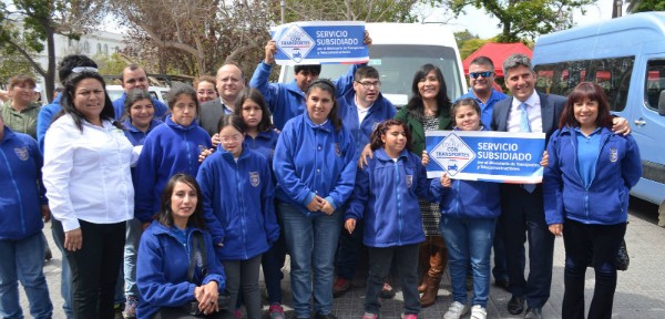 Ministra junto a niños beneficiados por subsidios