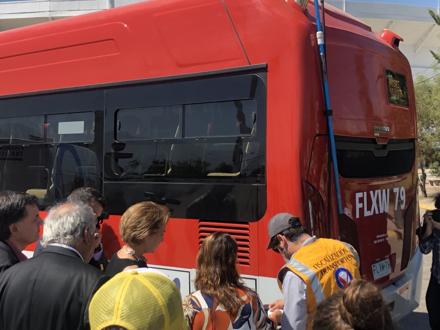 Ministra Hutt y Paula Flores midiendo contaminación de buses Euro VI