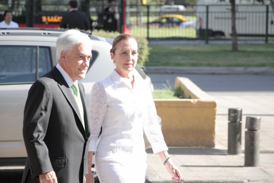 Presidente y Ministra camino a la presentación