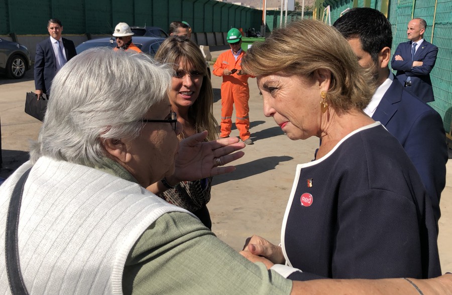 Ministra Hutt conversando con los vecinos de Quilicura