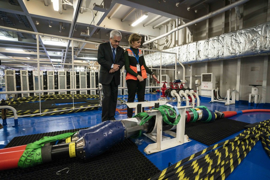 Presidente Piñera y Ministra Hutt revisando cable del FOA