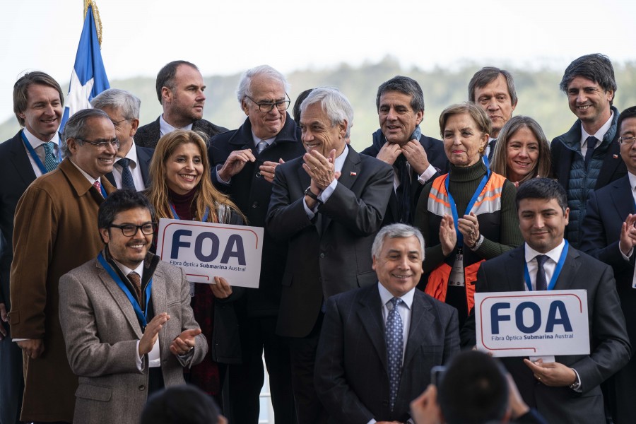 Autoridades después del lanzamiento del FOA