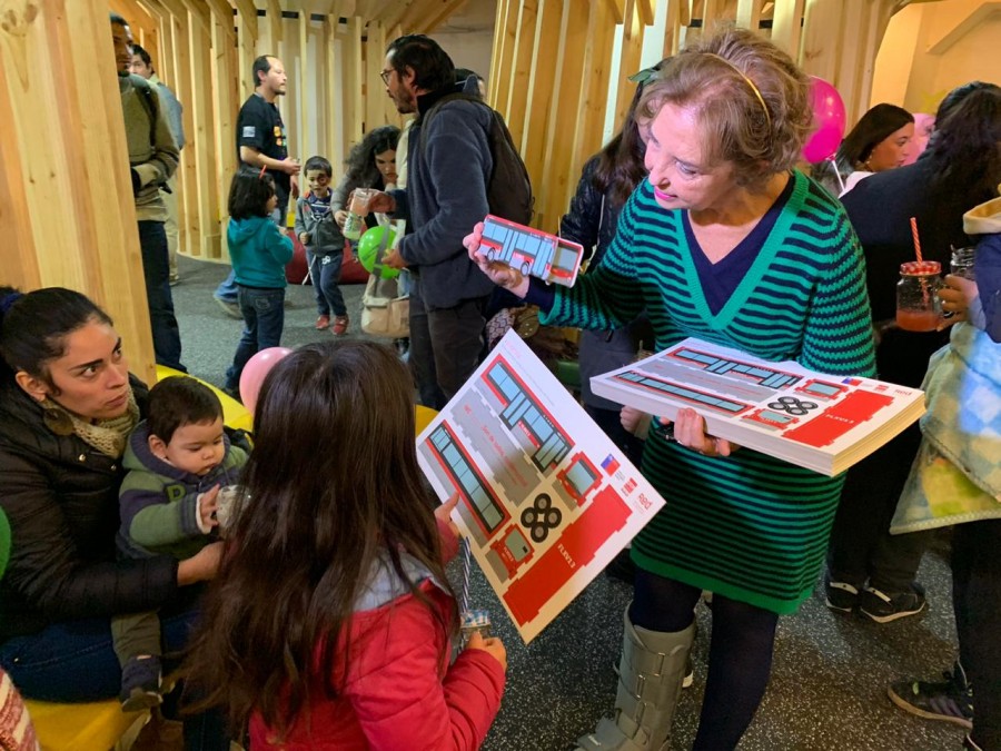 Ministra Hutt entrega buses armables a niños