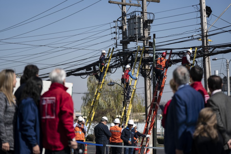 Autoridades y vecinos en promulgación de Ley Chao Cables