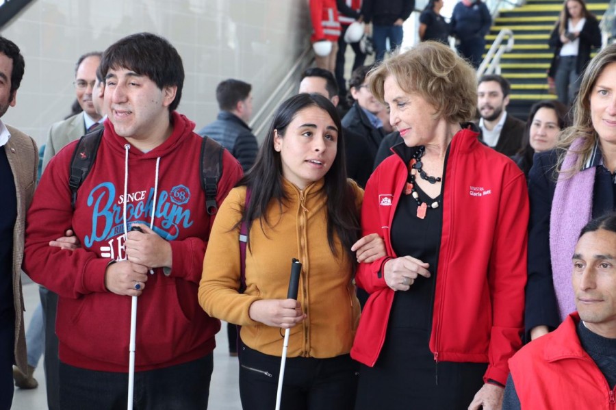 Ministra Hutt y usuarios de Estación San Joaquín