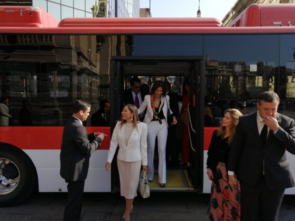 Autoridades bajando de buses eléctricos Red