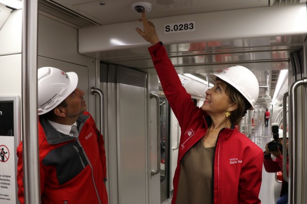 Ministra Hutt mostrando las cámaras de los nuevos trenes NS16