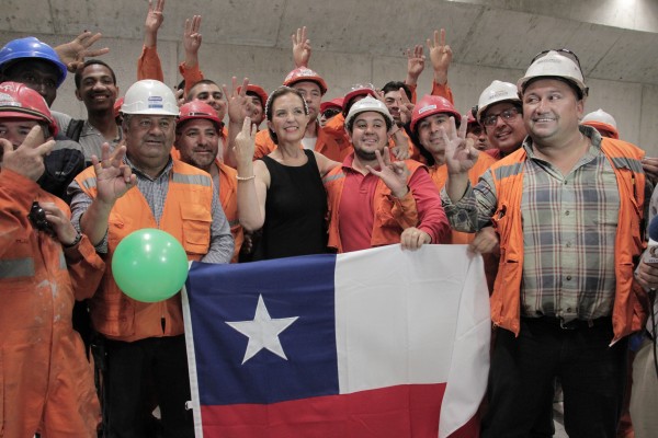 Ministra Hutt junto a trabajadores de Línea 3 en el día de la inauguración