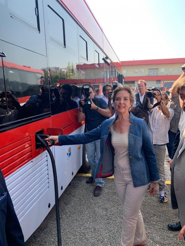 Ministra Hutt en la presentación de los nuevos buses eléctricos y ecológicos Euro VI