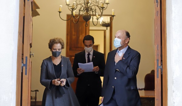 Ministro Alfredo Moreno en conjunto con los ministros de transporte y  energa, realizan el primer balance de la ley servicios basicos, esto en el palacio de la moneda.