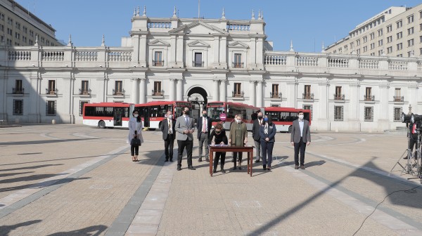 Ministra Hutt formando convenio con Cajas de compensación 