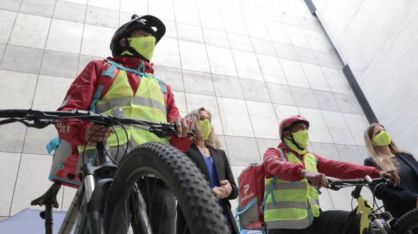 Trabajadores delivery recibieron mascarillas reflectantes