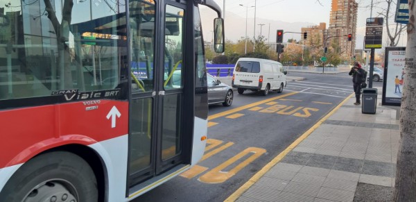 Iniciamos nueva pista sólo bus de Avenida Manquehue que reducirá tiempos de viaje en buses del transporte público 