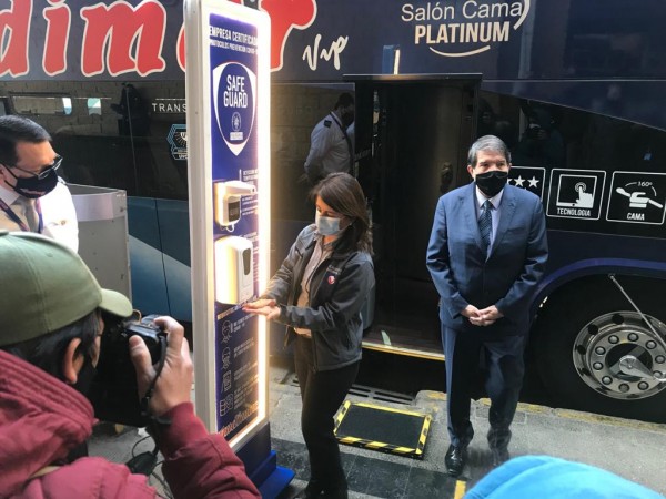 Paula Flores en terminal de buses