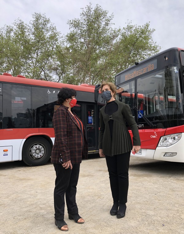 Ministra Hutt junto a la alcaldesa Pizarro