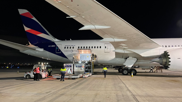 Avión Latam que trajo nuevas vacunas Pfizer a Chile 