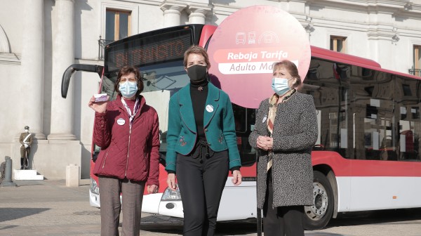 Primera Dama, junto a Ministra Hutt, entregan balance del primer año de rebaja de tarifa del transporte público para adultos mayores