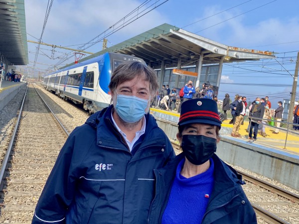 Ministra Hutt junto al Presidente de EFE, Pedro Pablo Errázuriz, en el inicio de la marcha blanca de los nuevos trenes 