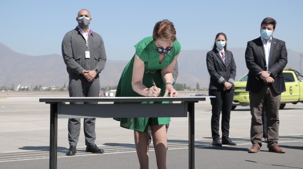 Ministra Hutt firmando el nuevo Programa Vuelo Limpio