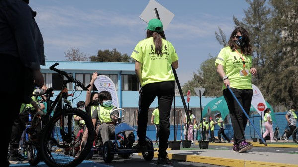 Niños aprendiendo mientras juegas de seguridad vial