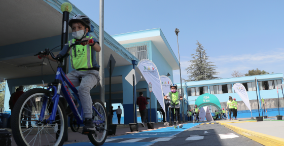 Niños aprendiendo mientras juegas de seguridad vial