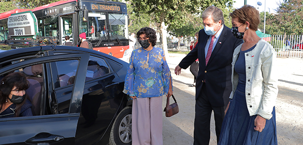 Ministra junto a conductoras profesionales