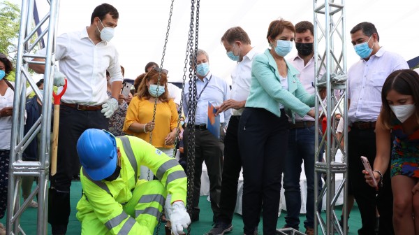 Ministra Gloria Hutt, PDte de EFe Pedro Pablo Errázuriz, alcalde Tomás Vodanovic y vecinos de Maipú asisten al inicio de construcción de estaciones del Tren Melipilla