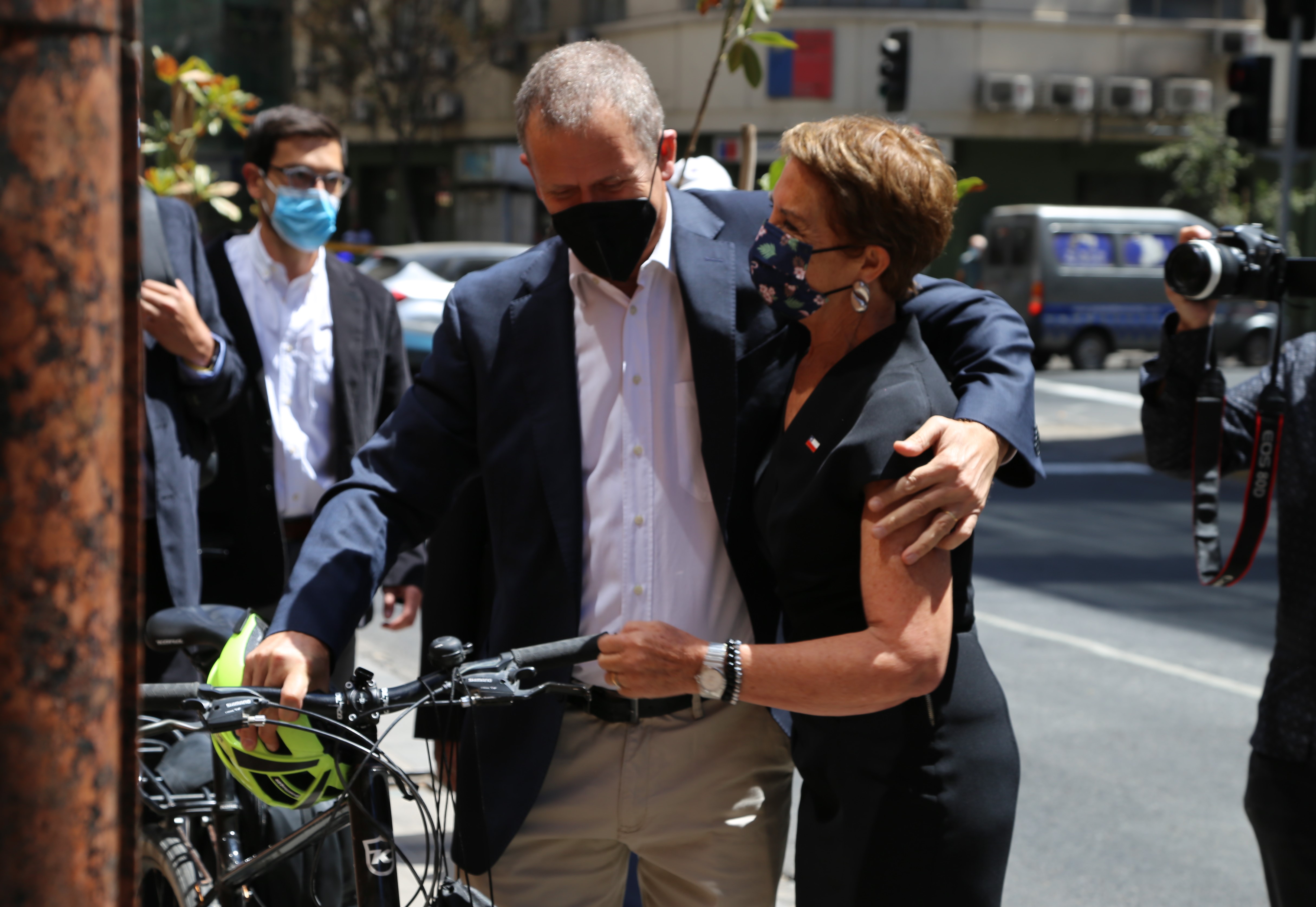 Ministra Gloria Hutt saludando a quien la sucederá en el cargo, Juan Carlos Muñoz