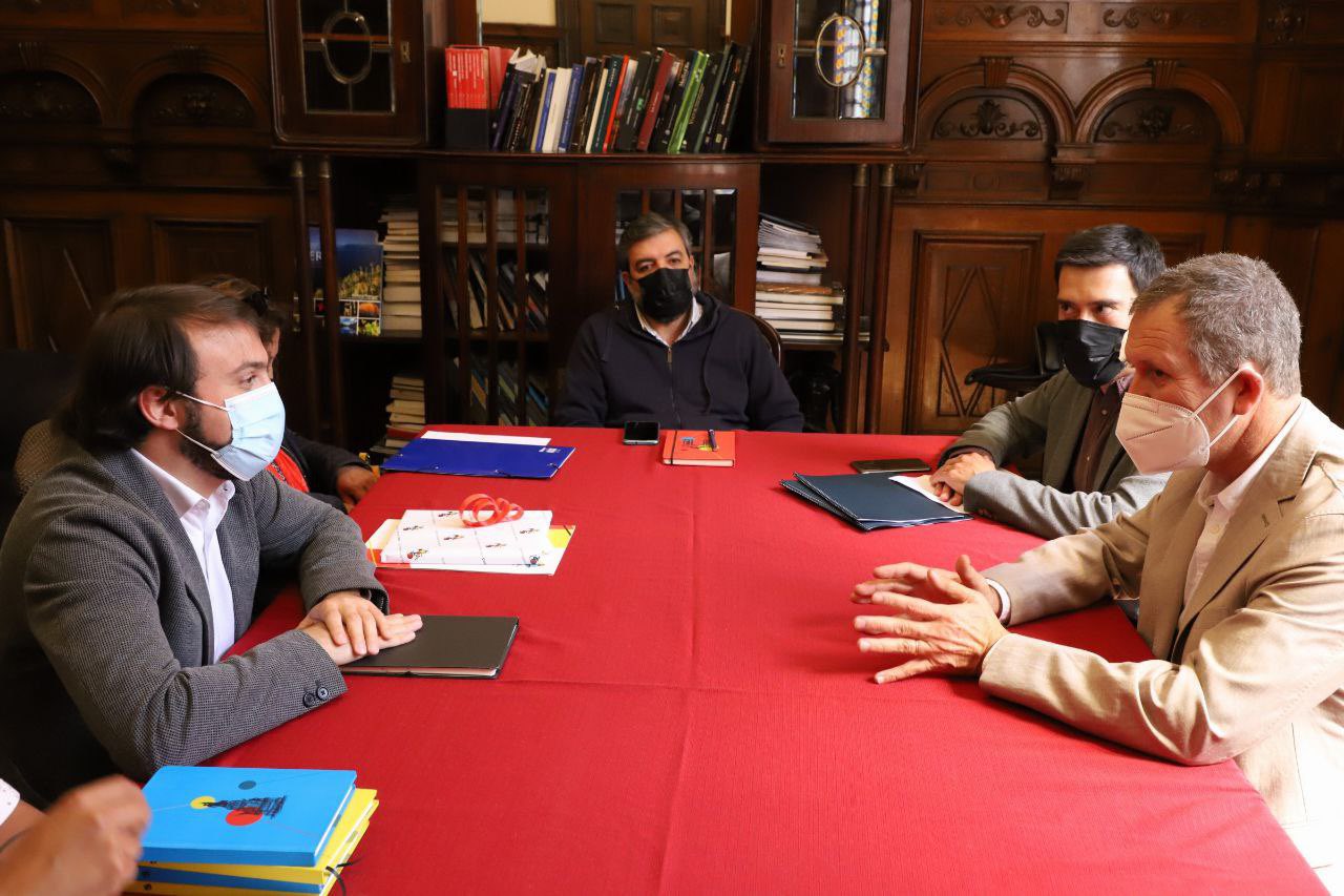 Ministro Muñoz junto al alcalde de Valparaíso, Jorge Sharp